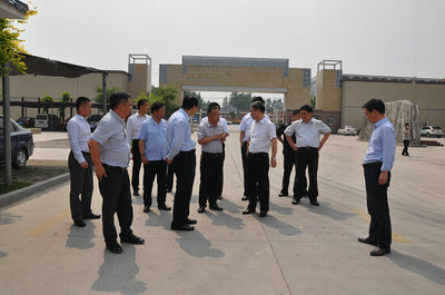 農(nóng)發(fā)行河南省分行黨委書記、行長謝文蒞臨林河酒業(yè)和銀河棉業(yè)調研